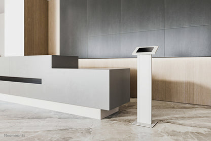 Neomounts FL15-750WH1 Tablet vloerstandaard 9.7-11" - vergrendelbaar, 27,9 cm (11"), 24,6 cm (9.7"), Wit, Staal, Vloer, Drukvergrendeling